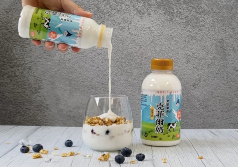 Original milk kefir poured over granola and blueberries, beside a 500ml 東歐嚴選|kefir.link bottle