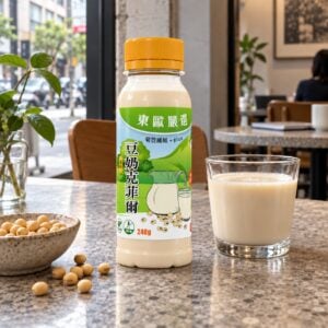 原味豆奶克菲爾、一杯倒好的豆奶克菲爾與黃豆