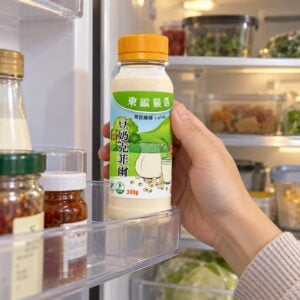 從冰箱拿出一瓶原味豆奶克菲爾