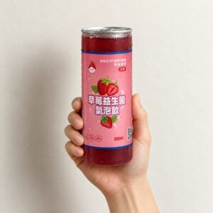 手持一罐草莓益生菌氣泡飲 330ml，顯示罐子大小
