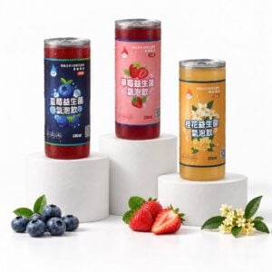 藍莓、草莓、桂花益生菌氣泡飲三罐站在白色展台上，前面擺著新鮮藍莓、草莓與桂花